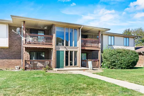 703 Garden Cir #8, Streamwood, IL 60107