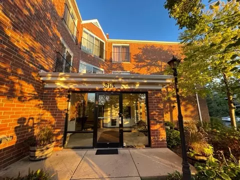 815 Leicester Rd #313, Elk Grove Village, IL 60007