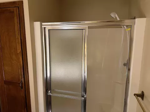 Bath - 2115 Sunview Dr, Champaign, IL 61821 photo 2 of 6