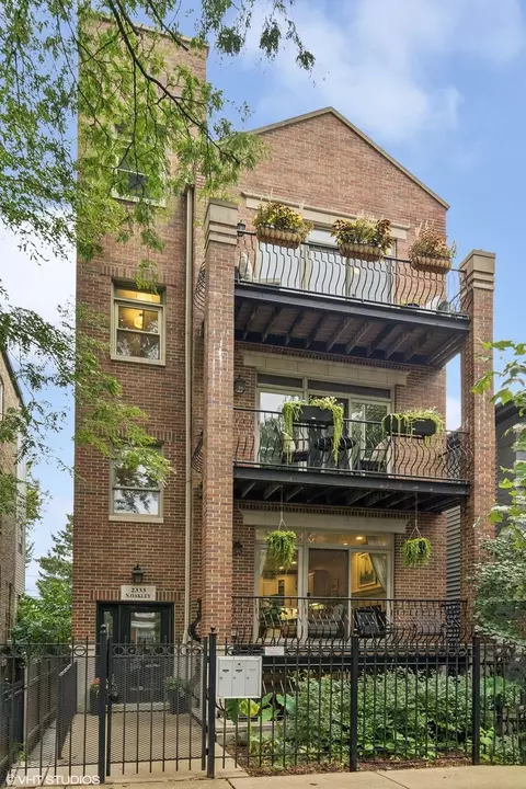 2333 N Oakley Ave #1, Chicago, IL 60647