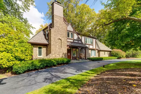 1300 W Cascade Ct S, Lake Forest, IL 60045