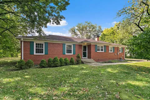 35 W511 Blackhawk Dr, South Elgin, IL 60177