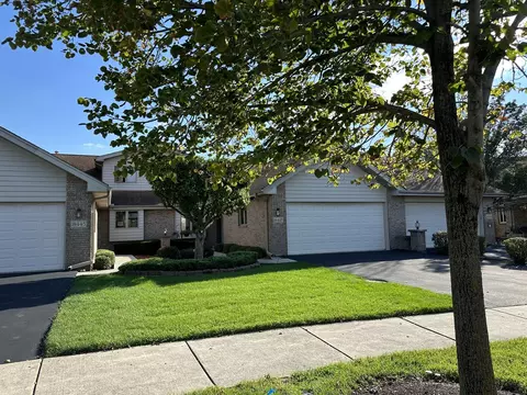 18447 Lakeview Cir E, Tinley Park, IL 60477
