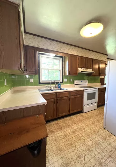 Kitchen - 27971 E 500 North Rd, Forrest, IL 61741 photo 1 of 4