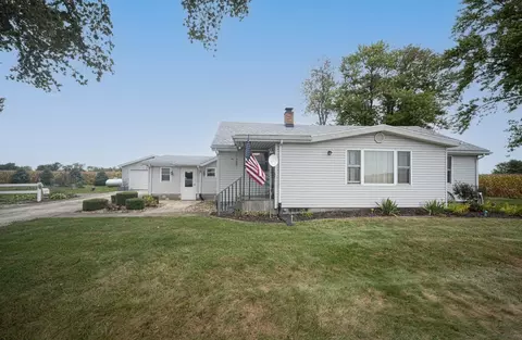 7287 E 2250s Rd, Saint Anne, IL 60964