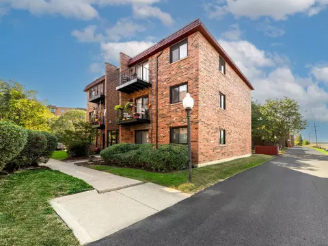 1777 W Algonquin Rd #3A, Mount Prospect, IL 60056