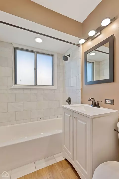 Bath - 128 W Wayne Pl, Wheeling, IL 60090 photo 2 of 2