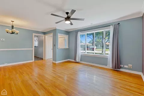 Living - 128 W Wayne Pl, Wheeling, IL 60090 photo 2 of 3