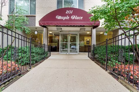201 S Maple Ave #206, Oak Park, IL 60302