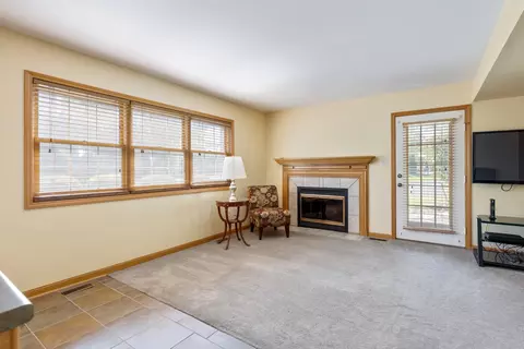 Living - 9859 Cambridge Ct #B, Mokena, IL 60448 photo 4 of 5