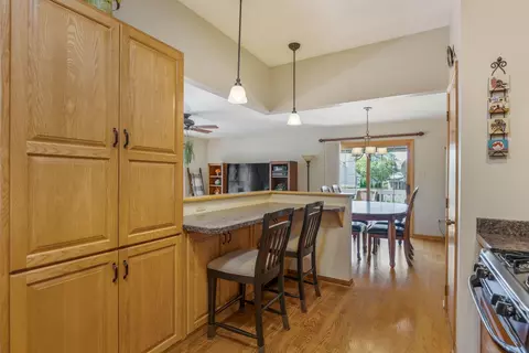 Kitchen - 9859 Cambridge Ct #B, Mokena, IL 60448 photo 4 of 5