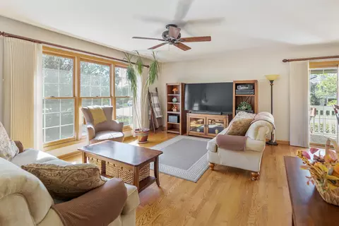 Living - 9859 Cambridge Ct #B, Mokena, IL 60448 photo 2 of 5