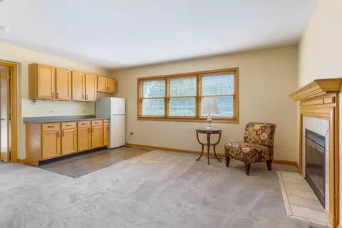 Living - 9859 Cambridge Ct #B, Mokena, IL 60448 photo 3 of 5