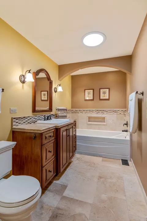 Bath - 9859 Cambridge Ct #B, Mokena, IL 60448 photo 2 of 6