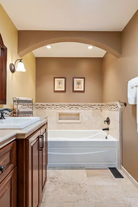 Bath - 9859 Cambridge Ct #B, Mokena, IL 60448 photo 3 of 6