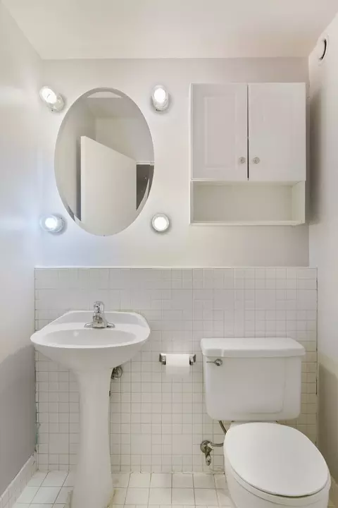Bath - 40 E 9th St #304, Chicago, IL 60605 photo 1 of 2