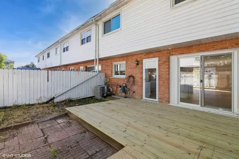 Exterior - 8842 Dee Rd #B, Des Plaines, IL 60016 photo 2 of 3