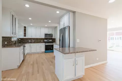 Kitchen - 8842 Dee Rd #B, Des Plaines, IL 60016 photo 3 of 3