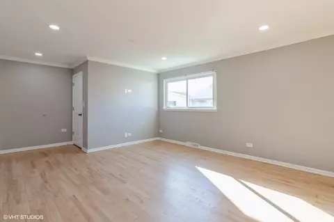 Living - 8842 Dee Rd #B, Des Plaines, IL 60016 photo 6 of 7
