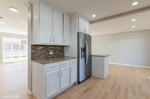 Kitchen - 8842 Dee Rd #B, Des Plaines, IL 60016 photo 2 of 3