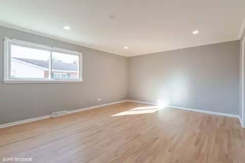 Living - 8842 Dee Rd #B, Des Plaines, IL 60016 photo 5 of 7