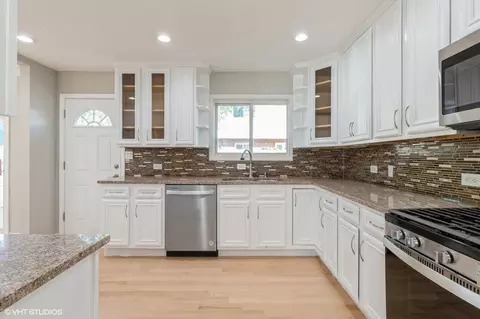 Kitchen - 8842 Dee Rd #B, Des Plaines, IL 60016 photo 1 of 3