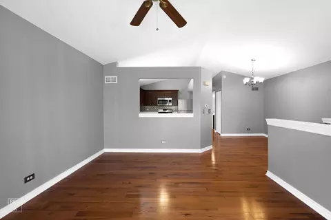 832 Symphony Dr, Aurora, IL 60504 photo 4