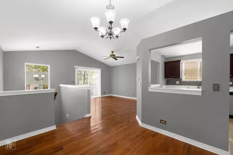 832 Symphony Dr, Aurora, IL 60504 photo 2