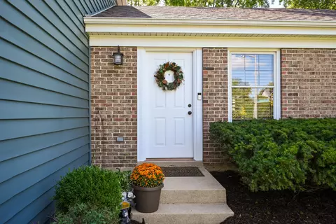 2176 Blacksmith Dr, Wheaton, IL 60189 photo 3