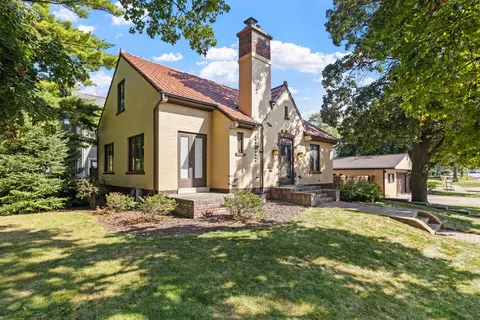 127 W Ogden Ave, Naperville, IL 60563