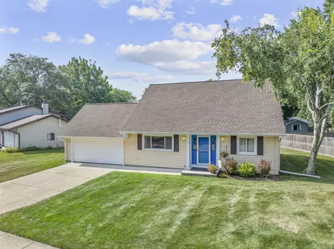 693 Dartmoor Dr, Crystal Lake, IL 60014
