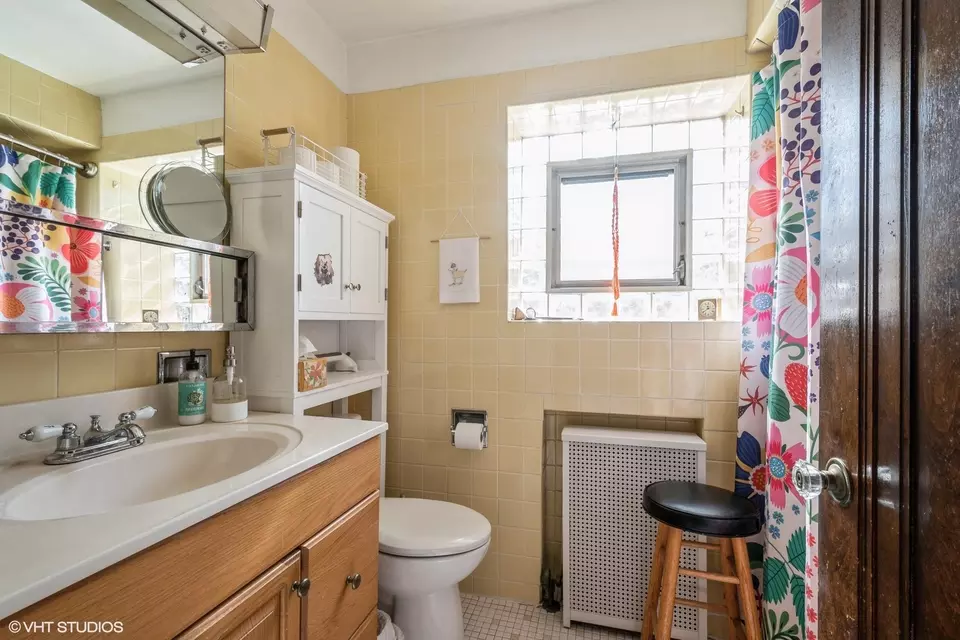 Bath - 5917 N Virginia Ave, Chicago, IL 60659 photo 2 of 3