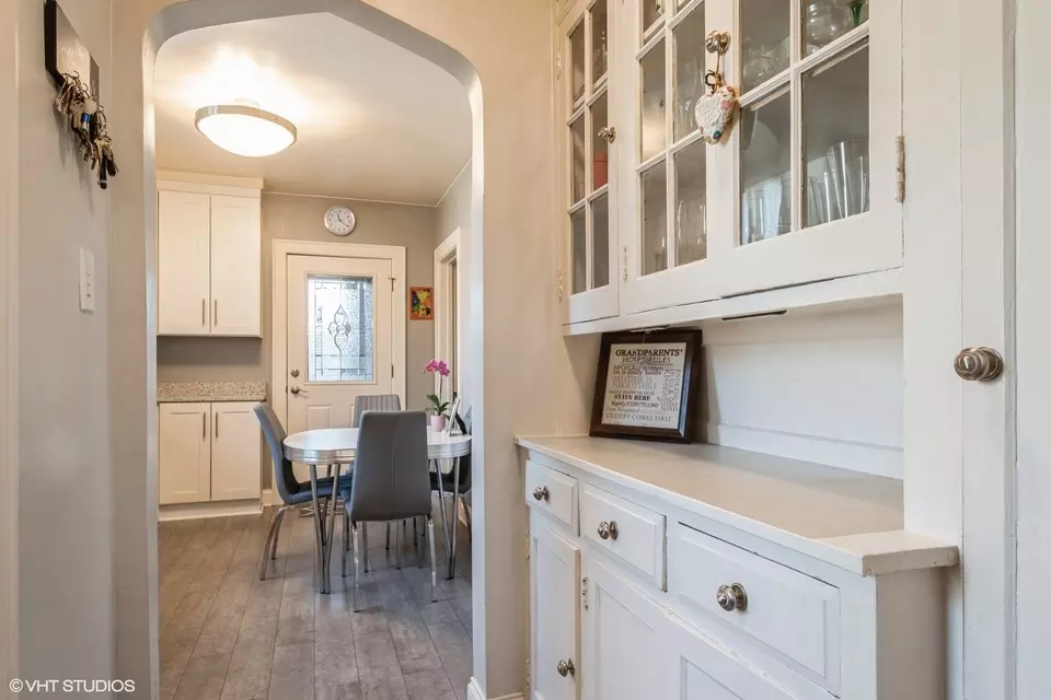 Entry Way - 5917 N Virginia Ave, Chicago, IL 60659 photo 3 of 4