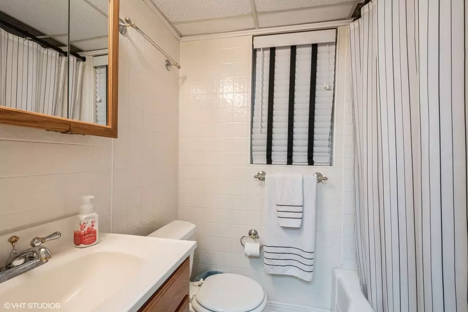 Bath - 5917 N Virginia Ave, Chicago, IL 60659 photo 3 of 3