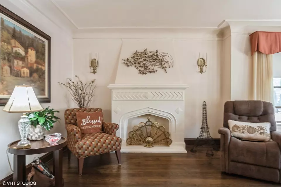 Living - 5917 N Virginia Ave, Chicago, IL 60659 photo 3 of 5