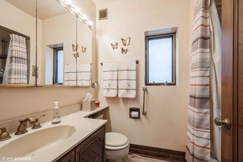 Bath - 5917 N Virginia Ave, Chicago, IL 60659 photo 1 of 3