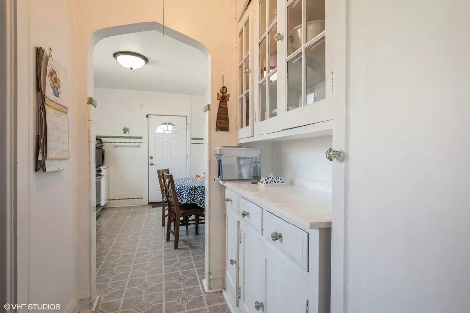 Entry Way - 5917 N Virginia Ave, Chicago, IL 60659 photo 4 of 4