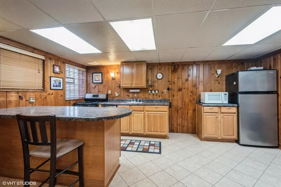 Kitchen - 5917 N Virginia Ave, Chicago, IL 60659 photo 5 of 6