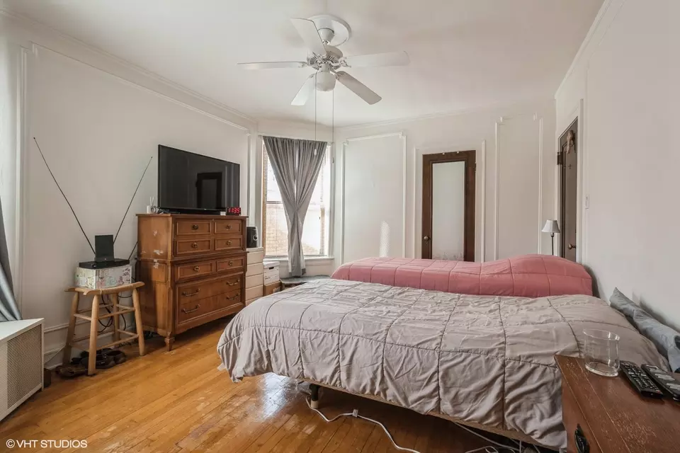 Bedroom - 5917 N Virginia Ave, Chicago, IL 60659 photo 2 of 3