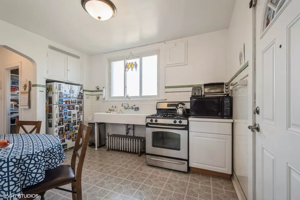 Kitchen - 5917 N Virginia Ave, Chicago, IL 60659 photo 3 of 6