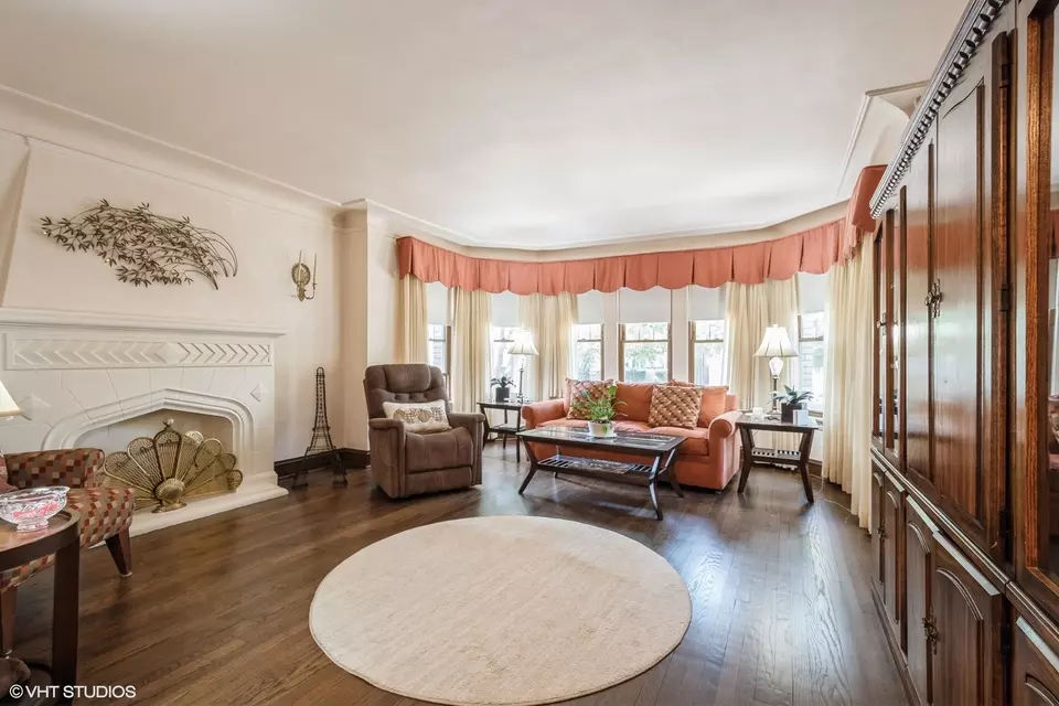 Living - 5917 N Virginia Ave, Chicago, IL 60659 photo 1 of 5