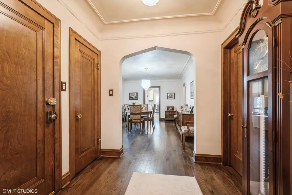 Entry Way - 5917 N Virginia Ave, Chicago, IL 60659 photo 2 of 4