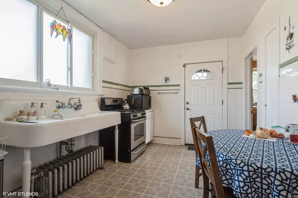 Kitchen - 5917 N Virginia Ave, Chicago, IL 60659 photo 4 of 6