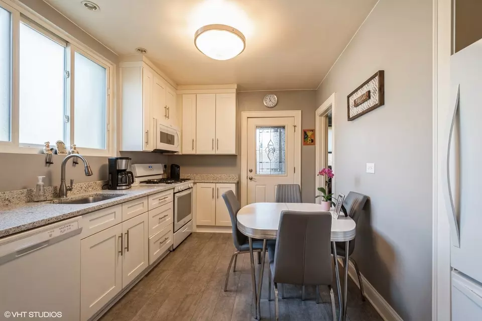 Kitchen - 5917 N Virginia Ave, Chicago, IL 60659 photo 2 of 6