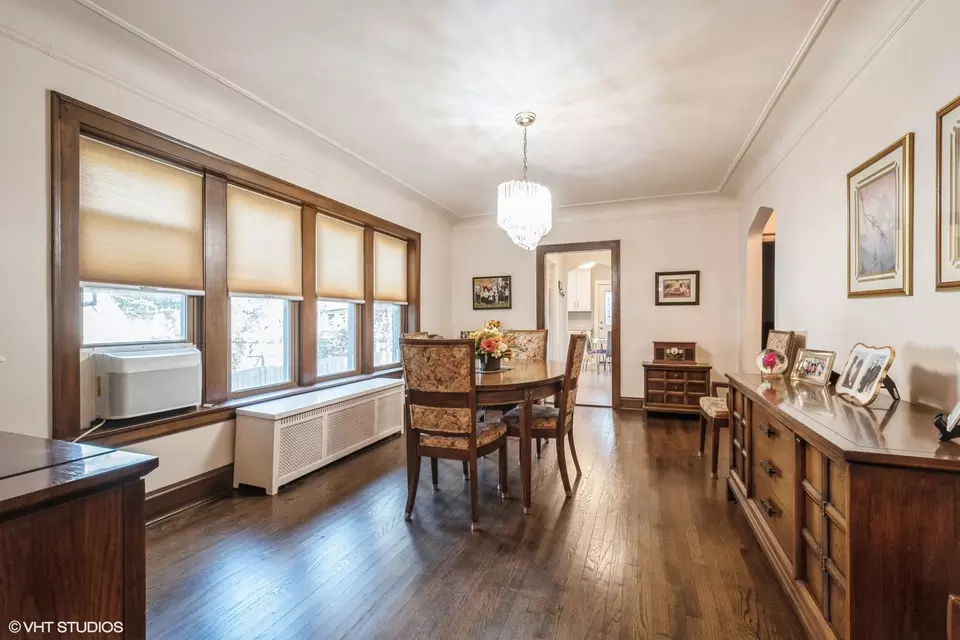 Dining - 5917 N Virginia Ave, Chicago, IL 60659 photo 2 of 3