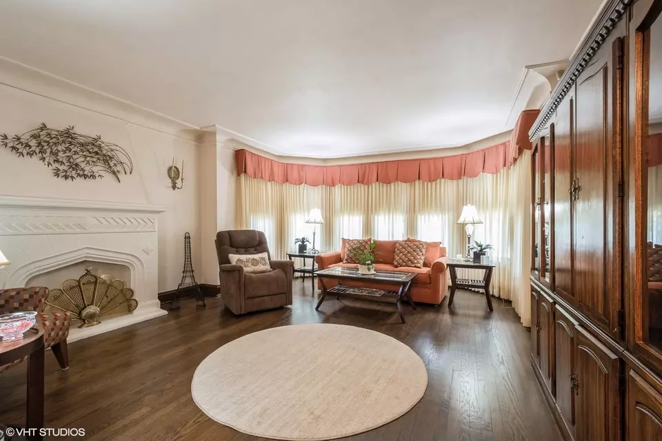 Living - 5917 N Virginia Ave, Chicago, IL 60659 photo 2 of 5