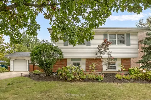 21 W716 Buckingham Rd, Glen Ellyn, IL 60137