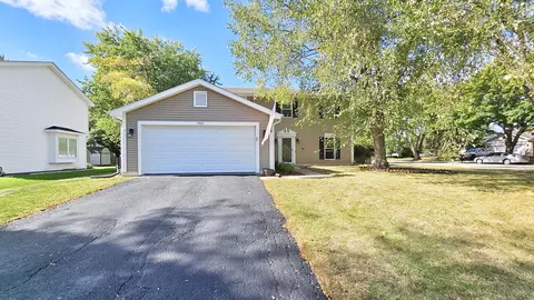 905 Thornewood Ln, Algonquin, IL 60102