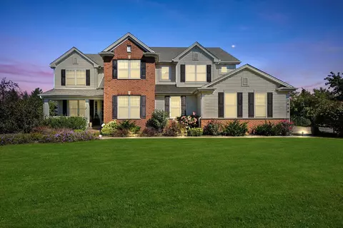 2439 Downing Cir, Gurnee, IL 60031