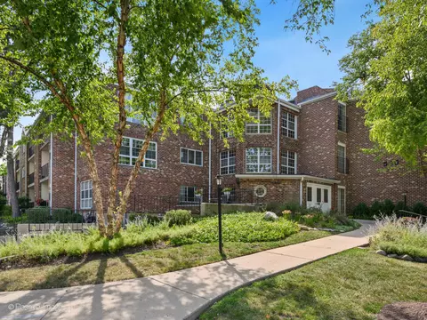 540 Biesterfield Rd #217, Elk Grove Village, IL 60007